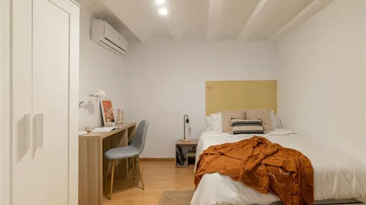 Rooms in Barcelona Ciutat Vella - photo 3