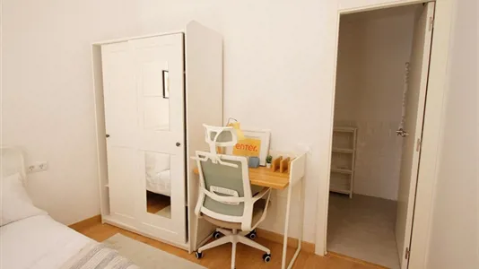 Rooms in Barcelona Ciutat Vella - photo 3