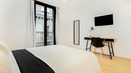 Rooms in Barcelona Ciutat Vella - photo 2