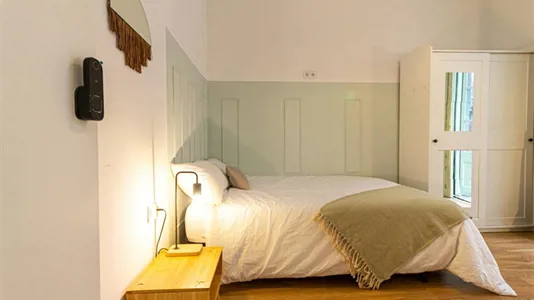 Rooms in Barcelona Ciutat Vella - photo 2