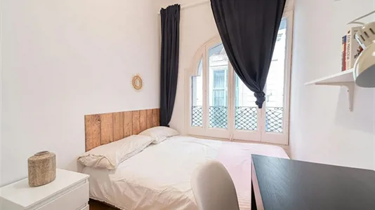 Rooms in Barcelona Ciutat Vella - photo 2