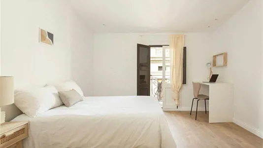 Rooms in Barcelona Ciutat Vella - photo 3