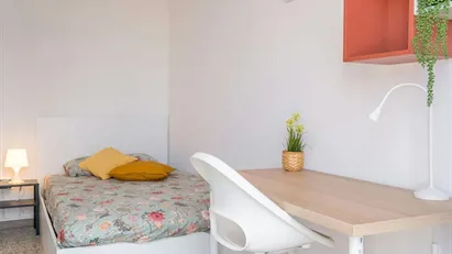 Room for rent in Milano Zona 8 - Fiera, Gallaratese, Quarto Oggiaro, Milan