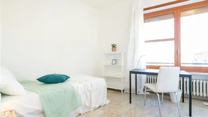 Room for rent in Milano Zona 6 - Barona, Lorenteggio, Milan