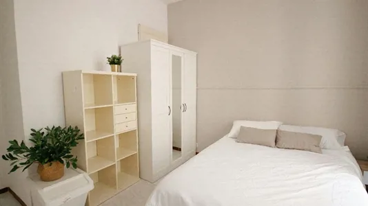 Rooms in Barcelona Ciutat Vella - photo 2