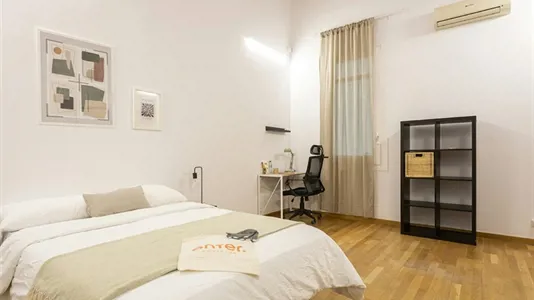 Rooms in Barcelona Ciutat Vella - photo 3