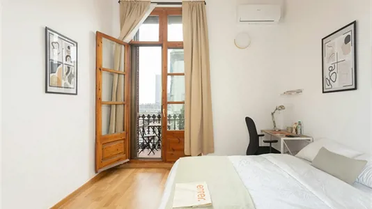 Rooms in Barcelona Ciutat Vella - photo 2