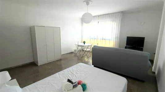 Rooms in Almería - photo 3