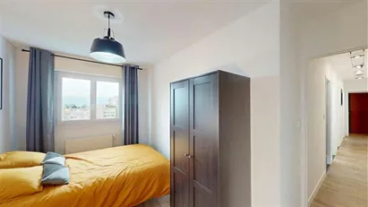 Room for rent in Saint-Julien-en-Genevois, Auvergne-Rhône-Alpes