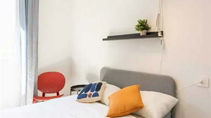 Room for rent in Milano Zona 6 - Barona, Lorenteggio, Milan