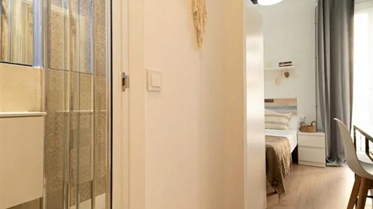 Rooms in Barcelona Ciutat Vella - photo 2