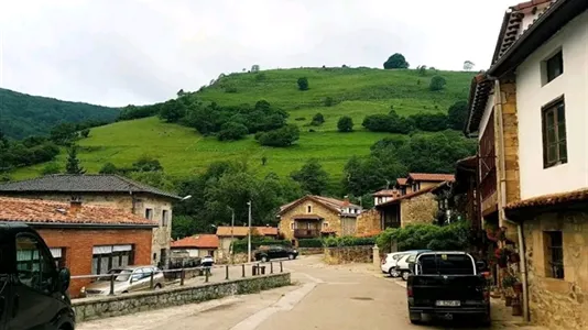 Houses in Bárcena de Pie de Concha - photo 1