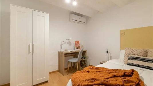 Rooms in Barcelona Ciutat Vella - photo 2