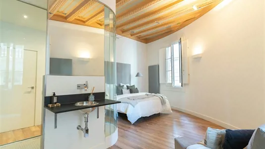 Rooms in Barcelona Ciutat Vella - photo 2