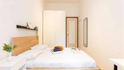 Room for rent in Milano Zona 6 - Barona, Lorenteggio, Milan