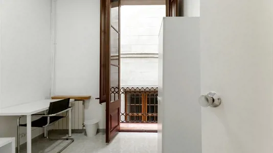 Rooms in Barcelona Ciutat Vella - photo 3