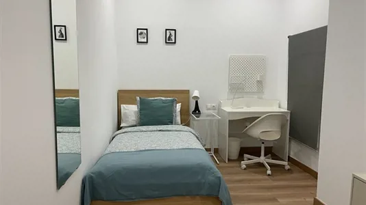 Rooms in Barcelona Ciutat Vella - photo 2