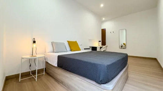 Rooms in Barcelona Ciutat Vella - photo 2