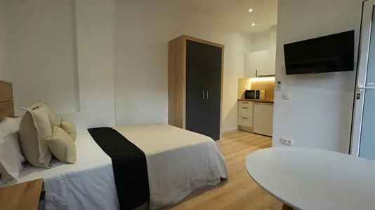 Rooms in Barcelona Eixample - photo 2