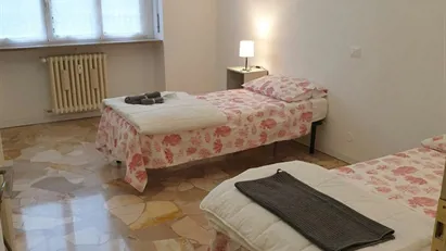 Room for rent in Milano Zona 6 - Barona, Lorenteggio, Milan