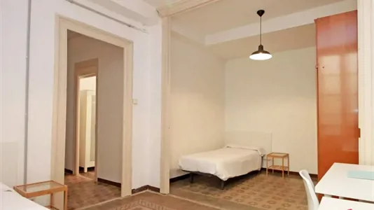 Rooms in Barcelona Ciutat Vella - photo 2