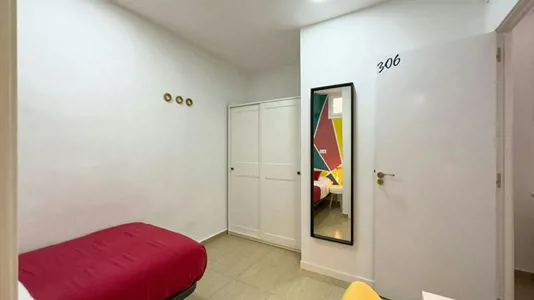 Rooms in Barcelona Ciutat Vella - photo 3