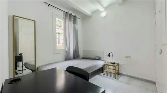 Rooms in Barcelona Ciutat Vella - photo 2