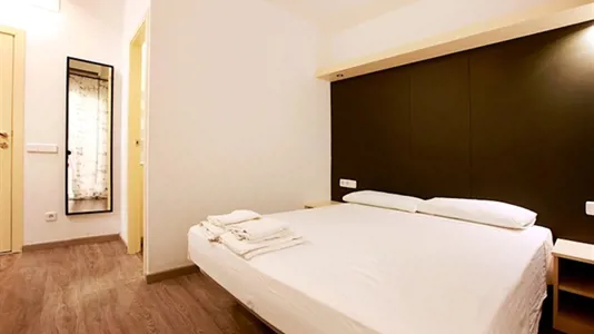 Rooms in Barcelona Ciutat Vella - photo 3