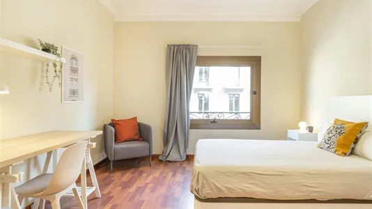 Rooms in Barcelona Ciutat Vella - photo 3